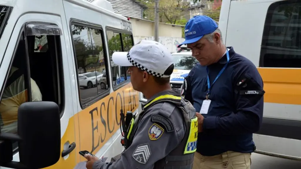 DETRAN ES aperta o cerco contra irregularidades no transporte escolar na Grande Vitória Agentes do DETRAN durante vistorias em veículos escolares