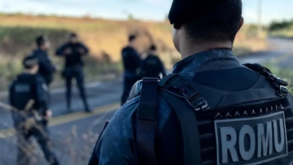Sujeito acaba baleado após confronto com equipe do ROMU na Serra Romu prende trio de assaltantes na Serra.