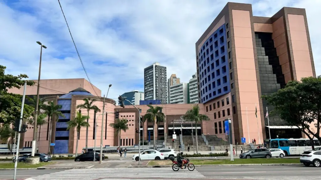 Deputado capixaba cria proposta que proíbe telemarketing por robôs no ES Ales recebera cônsul-geral dos EUA