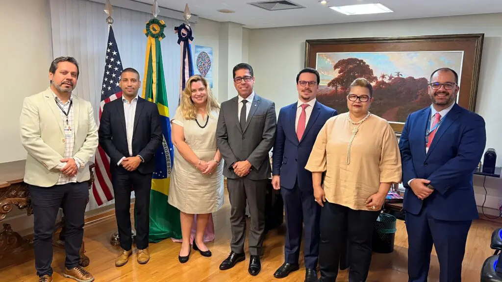 Foto dos participantes do encontro na ALES, dentro da sala de reunião da Assembleia.