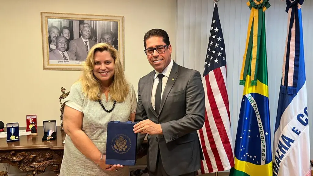 Presidente da ALES recebe visita da Cônsul-Geral dos Estados Unidos ALES recebe a visita da Consul-Geral dos Estados Unidos