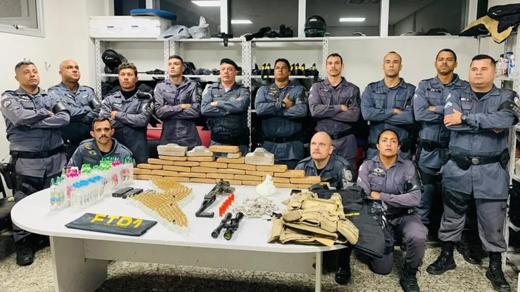 Polícia Militar arrocha traficantes e realiza grande apreensão de drogas em morro de Vitória Polícia Militar realiza mega apreensão de drogas em Vitória.