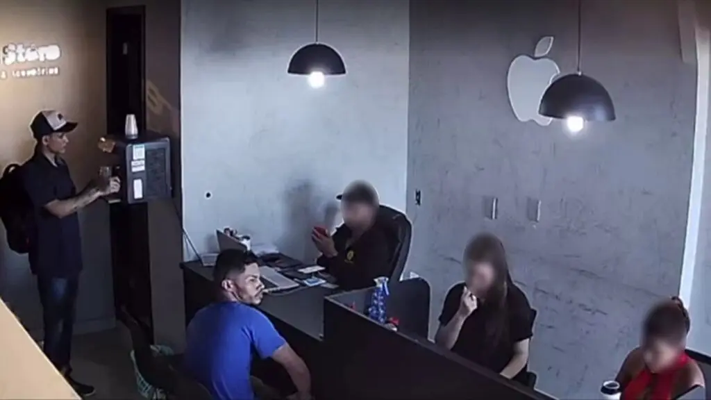 Vídeo: Assaltantes se passam por clientes e fazem a limpa em loja de celulares em Serra-sede Assaltantes roubam loja de celulares na Serra