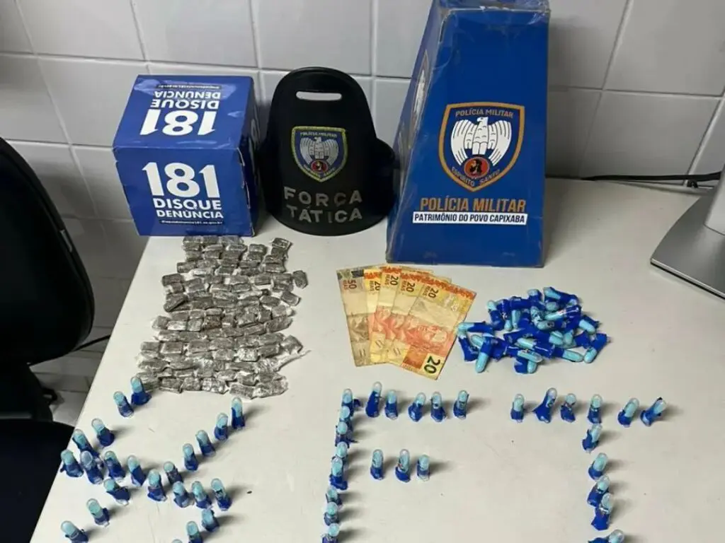 Apreensão da equipe da Força Tática: sobre uma mesa branca 95 buchas de maconha, 86 pinos de cocaína, de coloração azulada conhecida como "pó do Capitão America", R$ 130 em espécie além de um celular