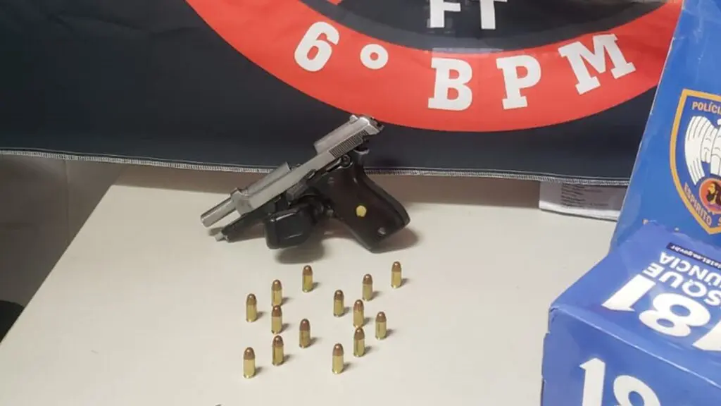 Força Tática arrocha biqueira e encontra sujeito vacilando de pistola em Belvedere
