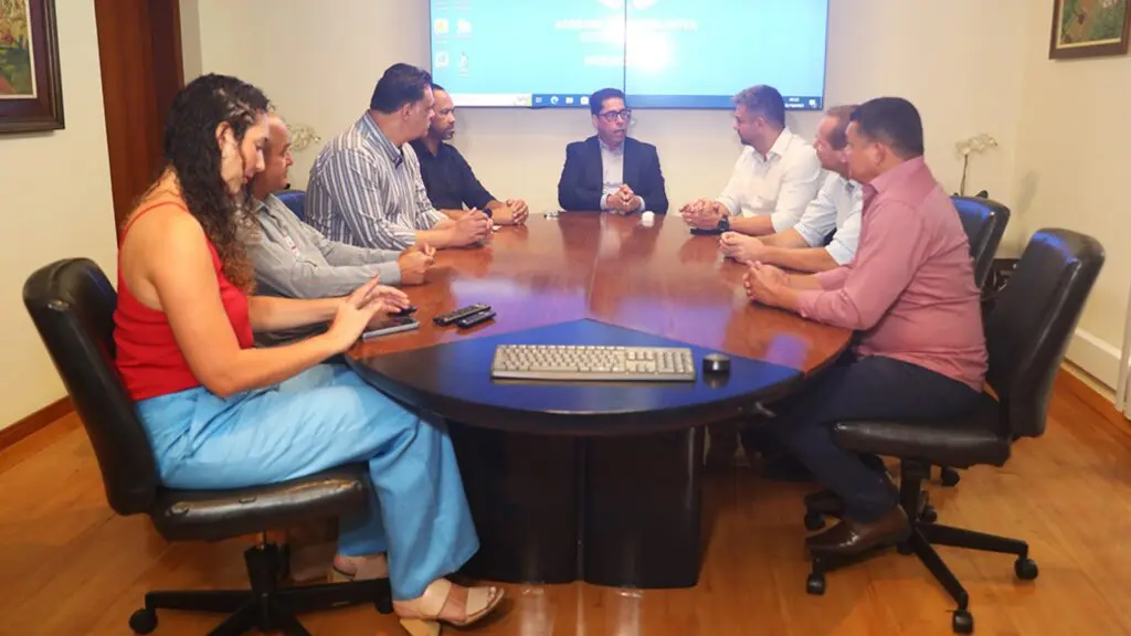 Presidente da ALES propões metropolização de serviços entre municípios do ES Presidente da ALES, Marcelo Santos, reunido com vereadores