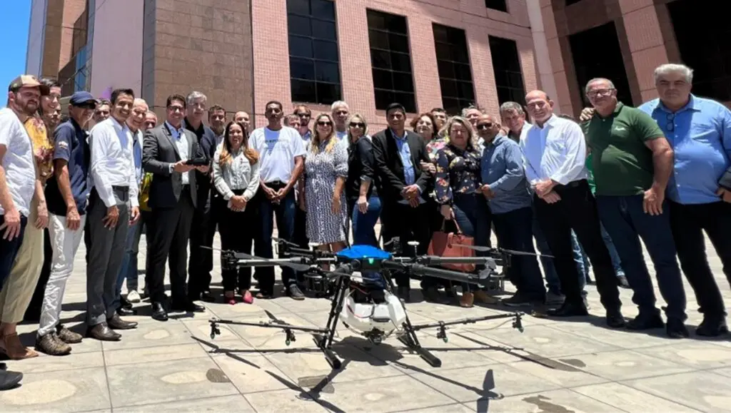 Presidente da ALES decide não colocar em pauta o projeto que visa proibir drones agrícolas no ES Presidente da ALES posa ao lado de drone na Assembleia
