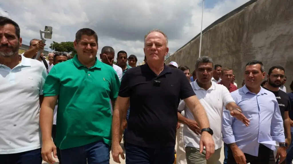 Governador Renato Casagrande ao lado de Sergio Vidigal na inauguração da Rotatória do Ó