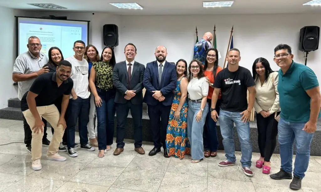 Câmara da Serra: Participantes da reunião pousando para a foto.