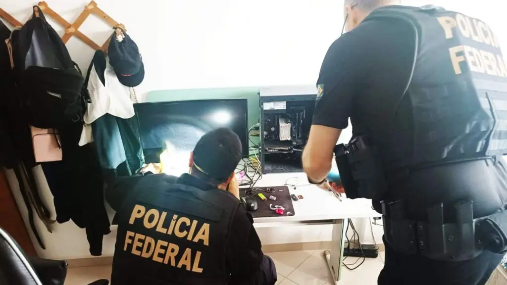 Polícia Federal cumpre mandado pelo crime de armazenamento de conteúdo sexual infantil em Jacaraípe Polícia Federal cumpre mandado de busca na Serra.