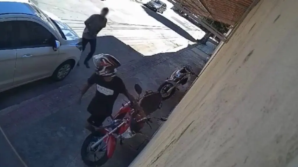 Vídeo: Ladrão é flagrado furtando moto e acaba levando arrochada na Serra Ladrão vê a bruxa quando é pego com a boca na botija durante furto na Serra