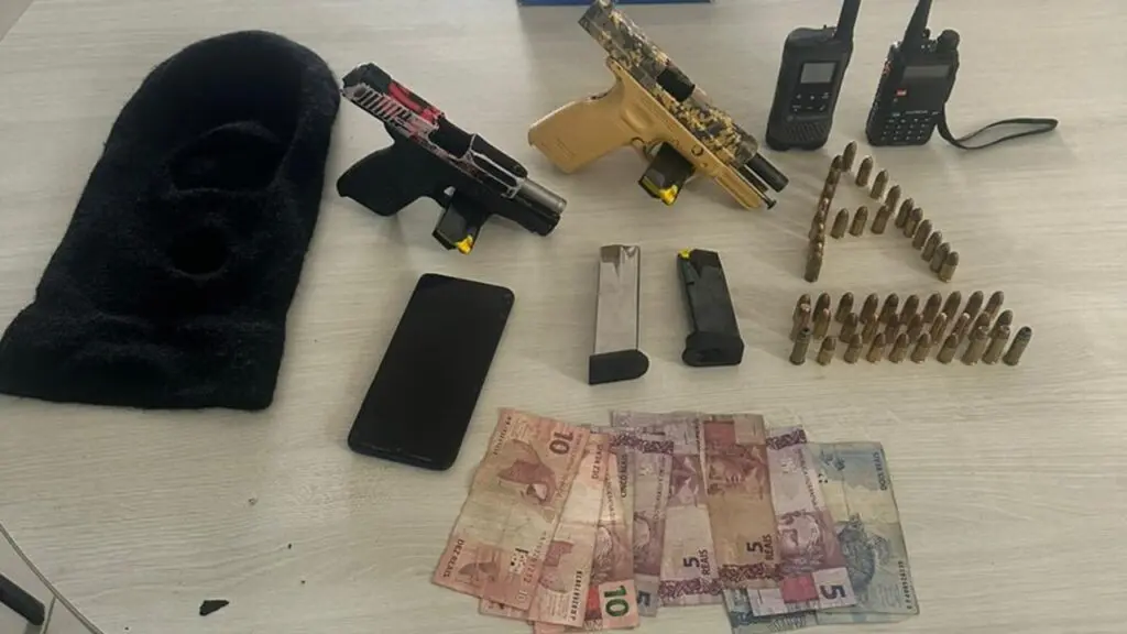 Traficante é baleado durante confronto com equipe da Polícia Militar em Novo Horizonte Traficantes trocam tiros com a Polícia Militar e um acaba baleado em Cariacica.