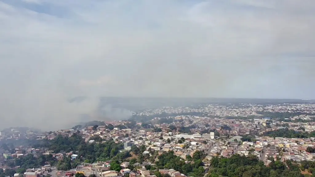 Vídeo: Incêndio de grandes proporções causa transtornos em quase todos os moradores da Serra Vídeo: Incêndio de grandes proporções causa transtornos em quase todos moradores da Serra
