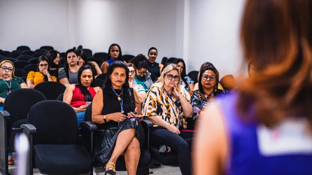 Servidoras da Câmara da Serra puderam acompanhar a palestra com foco em empoderamento feminino