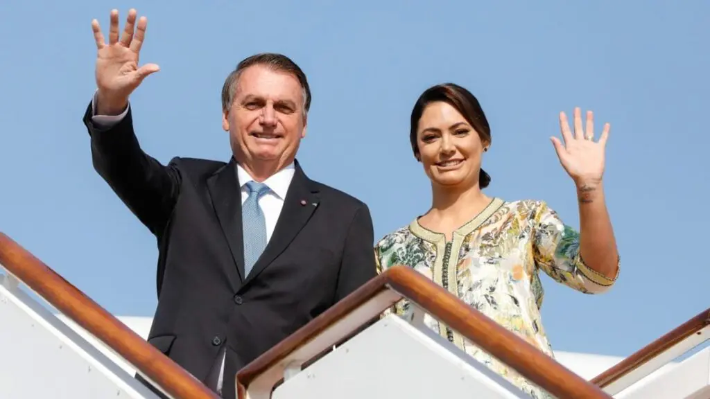 Jair Bolsonaro chega ao ES para receber homenagem de deputados na ALES Jair Bolsonaro e Michele farão visita ao Espírito Santo