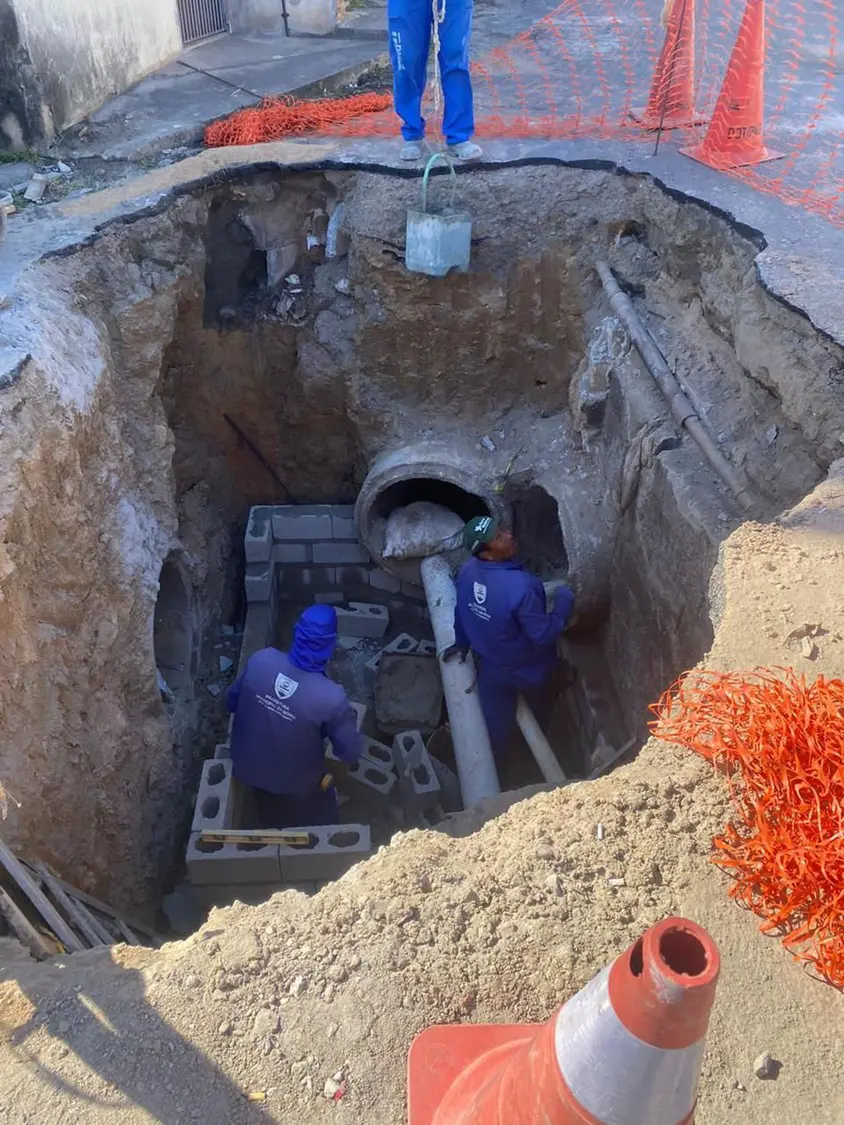 Moradores se queixam de cratera aberta há mais de duas semanas no bairro