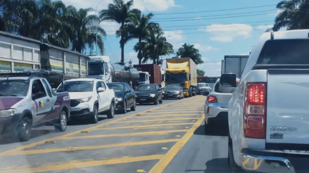 Semáforos da BR-101 com falhas geram novamente lentidão na Serra