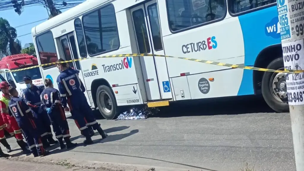Atropelamento envolvendo ônibus Transcol deixa vítima fatal em Carapina Atropelamento envolvendo ônibus Transcol deixa vítima fatal em Carapina