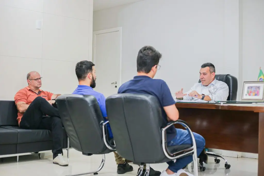 Saulinho reunido com desenvolvedores do projeto