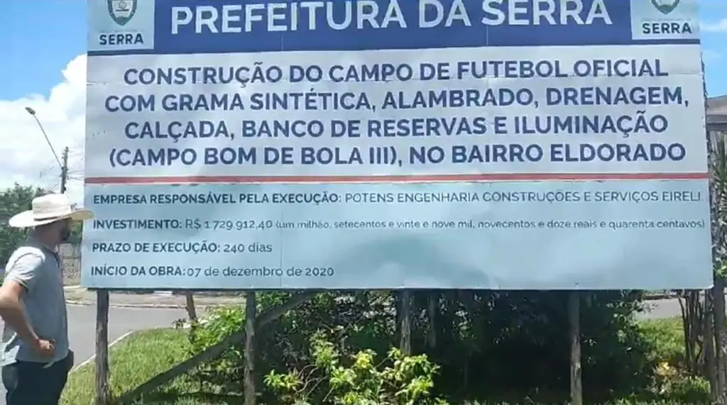Pablo Muribeca ao lado da placa do campo em Eldorado