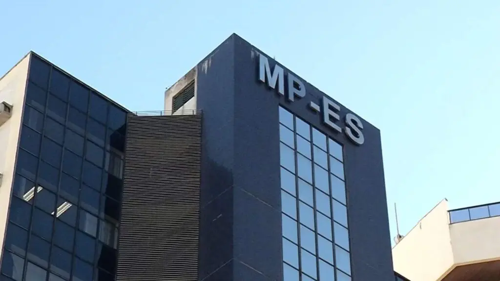 MPES determina retirada imediata de quiosques na Praça dos Pescadores em Nova Almeida