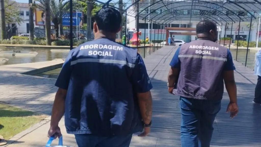 Equipe da Prefeitura da Serra leva água gelada para moradores de rua em dias de calor intenso Equipe da prefeitura levam água gelada às ruas da Serra em dias de calor intenso