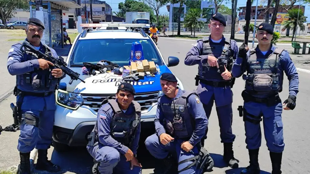 Polícia Militar arrocha biqueira de forma estratégica e termina com traficante baleado em Serra Dourada Polícia Militar arrocha biqueira de forma estratégica e termina com traficante baleado em Serra Dourada