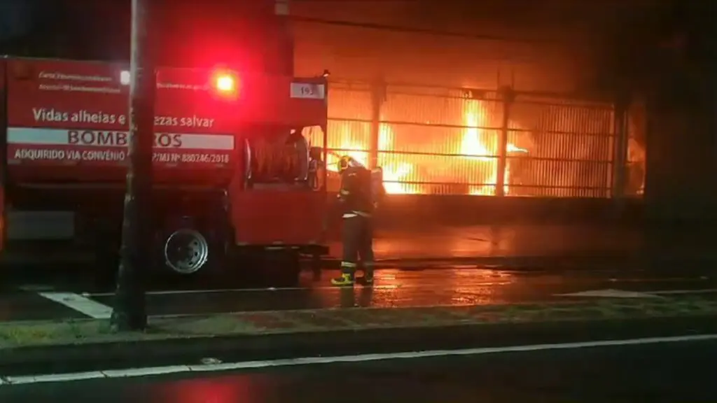 Vídeo: Corpo de Bombeiros combate incêndio em revendedora de veículo na Serra Vídeo: Corpo de Bombeiros combate incêndio em revendedora de veículo na Serra