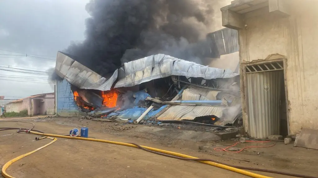 Vídeo: Corpo de Bombeiros combate incêndio de grandes proporções em galpão na Serra