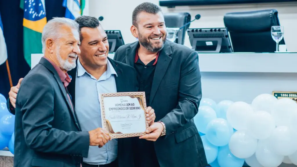 Saulinho entregando prêmios na Câmara da Serra
