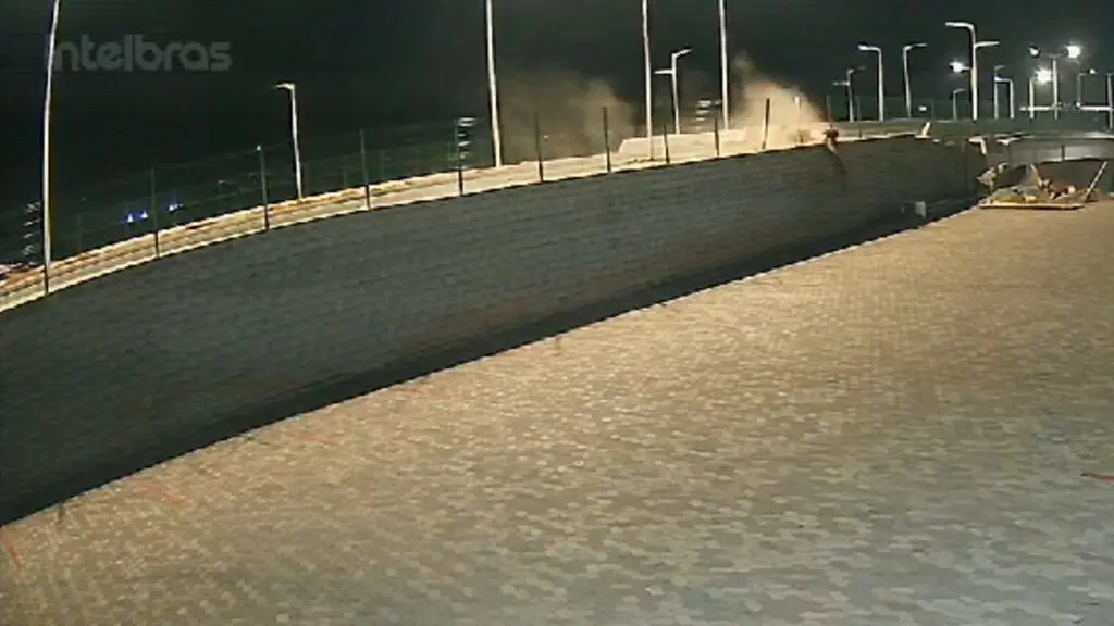 Vídeo: Motoboy fica gravemente ferido após sofrer acidente no novo Viaduto de Carapina Vídeo: Motoboy fica gravemente ferido após sofrer acidente no novo Viaduto de Carapina