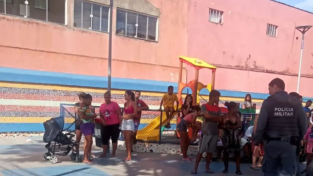 Briga de casal termina com homem morto após facada no peito em Vitória Polícia Militar prende mulher que matou o companheiro com uma facada no peito em Vitória.