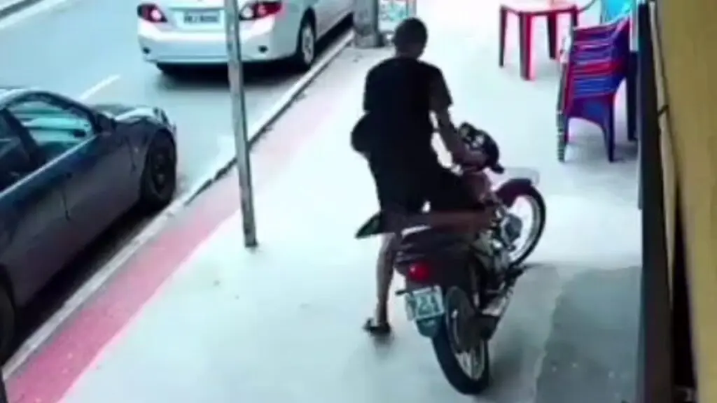Vídeo: sujeito é flagrado furtando moto tranquilamente em plena luz do dia na Serra Sujeito rouba moto na maior cara de pau em plena luz do dia na Serra.