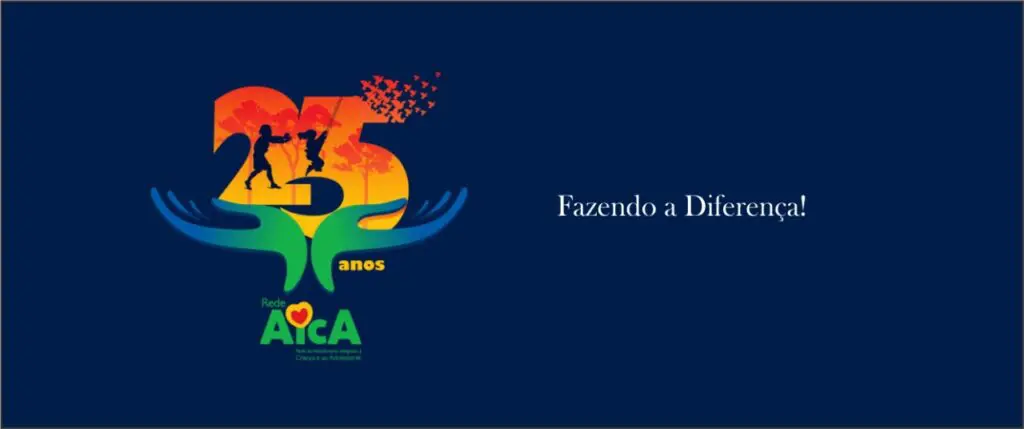 Logo comemorativo da Rede AICA de 25 anos, o logo mostra duas mãos segurando o número 25 estilizado com duas crianças brincando em um balanço.