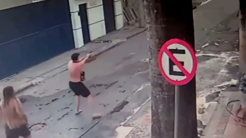 Vídeo: Homem é baleado por adolescente após briga de trânsito na Serra Adolescente descarrega arma em homem que bateu no carro de sua mãe na Serra.