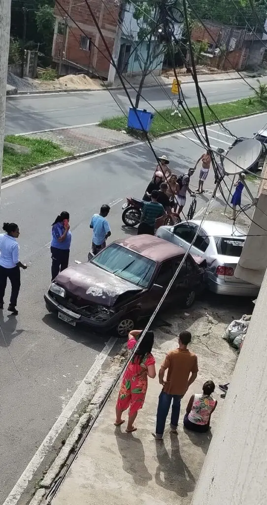 Carro da cabeleireira após os acidentes, encostado em outro veículo.