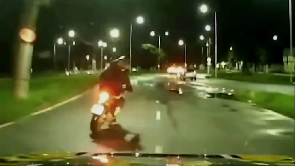 Vídeo: PRF prende sujeito com arma e drogas após perseguição frenética na BR-101 na Serra PRF arrocha motoqueiro que tentou fugir da abordagem na BR-101 na serra