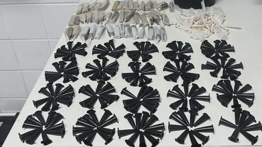 Polícia Militar prende dois sujeitos e apreende grande quantidade de drogas na Serra.