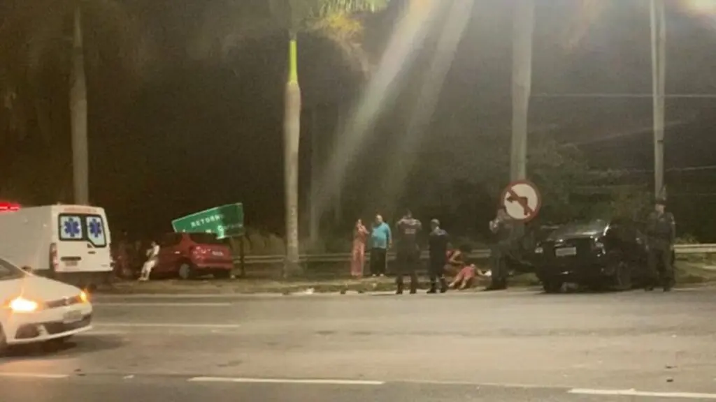 Vídeo: Grave acidente entre carros na BR-101 na altura do bairro Nova Carapina Vídeo: Grave acidente entre carros na BR-101 na altura do bairro Nova Carapina