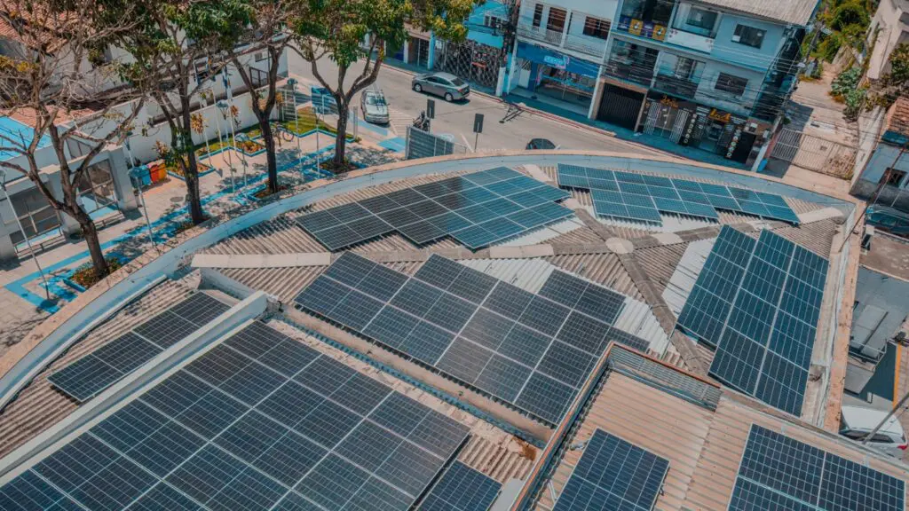 Telhado com painéis solares da Câmara da Serra