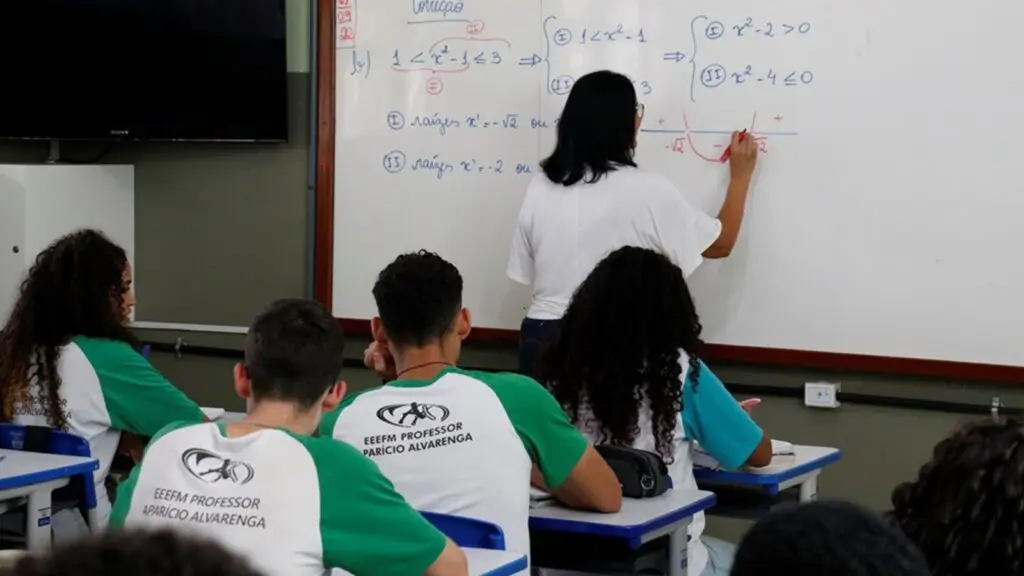 Serra abre seleção para professores com salários de até R$ 4,7 mil e auxílio de R$ 1.000
