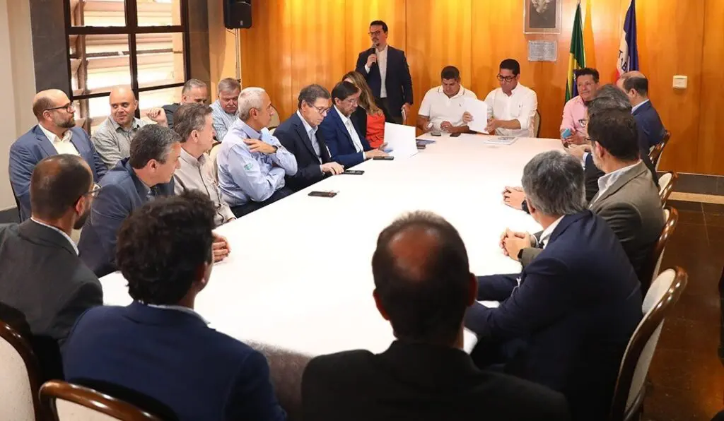 Marcelo Santos em reunião com empresários na ALES
