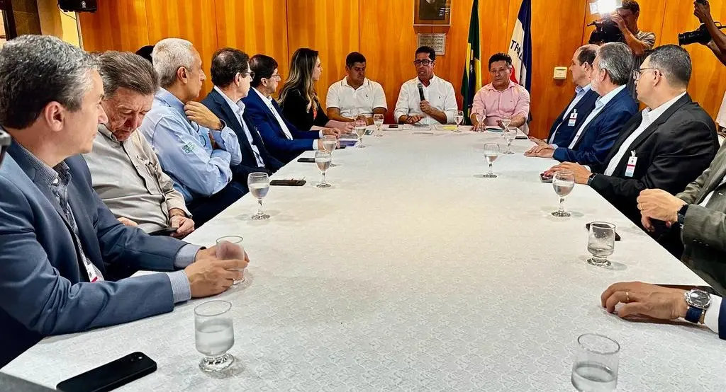 Marcelo Santos em reunião com empresários na ALES