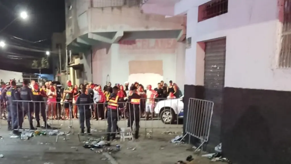 Tiroteio durante pagode deixa um homem morto e diversos baleados em Feu Rosa