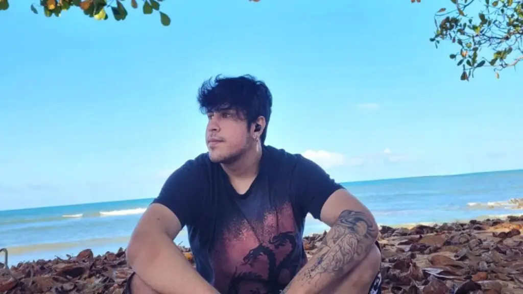 Jovem da Serra que estava desaparecido é encontrado morto em praia de Fundão Jovem da Serra que estava desaparecido é achado morto em praia de Fundão