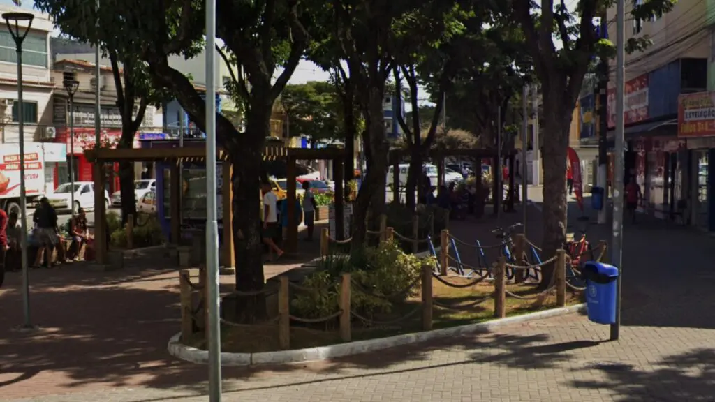 Brigas entre moradores de rua acaba com um esfaqueado em praça de Serra-sede Brigas entre moradores de rua acaba com um esfaqueado em praça de Serra-sede
