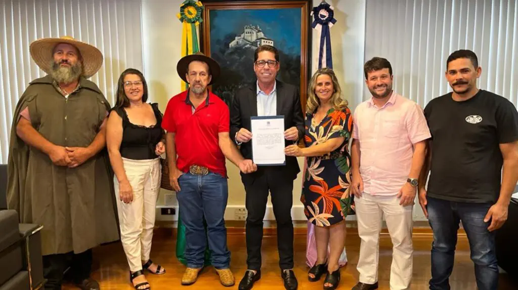 Marcelo Santos com representantes da Festa do Tropeiro de Ibatiba