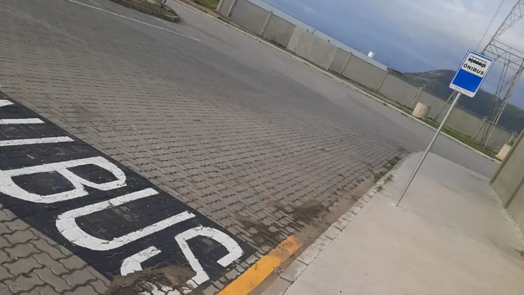 Trabalhadores ficam na bronca com ponto sem linha de ônibus na Serra