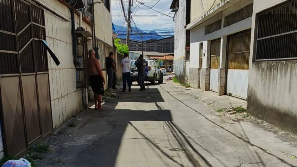 Homem acusado de tentar furtar moto acaba morto a pauladas no meio da rua na Serra Homem acusado de tentar furtar moto acaba morto a pauladas no meio da rua na Serra