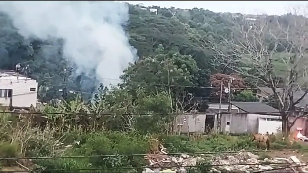 Homem coloca fogo na casa após agredir esposa, filho e a própria mãe na Serra Homem coloca fogo na casa após agredir esposa, filho e na própria mãe na Serra